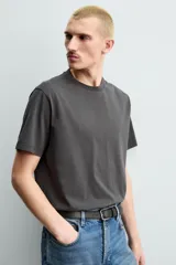 Camiseta de corte regular, con cuello redondo y manga corta, perteneciente a la colección especial Origins.