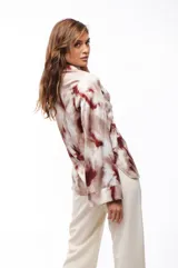 Camisa de poliéster con estampado animal print de leopardo, con cuello clásico, cierre frontal con botones y mangas largas.