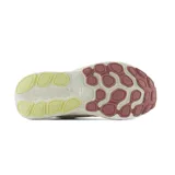 Championes de running New Balance modelo EVOZ, color rosa claro con detalles en rosa y verde.