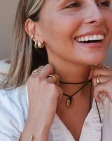 Earcuff de metal plateado, diseño orgánico y texturizado, que se ajusta al cartílago de la oreja sin necesidad de perforación.