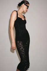 Vestido midi negro de encaje con escote corazón y tirantes anchos, incluye body interior.