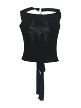 Top negro de corte ajustado con escote drapeado y diseño frontal de alas realizado en strass. Presenta un diseño sin mangas con tirantes finos.