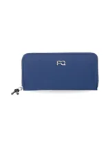 Billetera tipo fichero de material textil acolchonado en color azul marino, con cierre perimetral metálico, tirador textil y logo de la marca metálico en el frente.