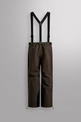 Pantalón deportivo de esquí color negro, confeccionado en tejido técnico impermeable de tres capas con costuras y cremalleras termoselladas. Cuenta con tirantes elásticos regulables, cintura ajustable, bolsillos frontales con cierre, refuerzos en la parte inferior de la pernera y sistema de rescate RECCO integrado.