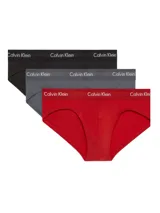 Pack de tres slips Calvin Klein de corte clásico, confeccionados en mezcla de algodón y elastano. Presentan cintura elástica con el logo de la marca y acabado que absorbe la humedad. El set incluye un slip negro, uno gris y uno rojo.