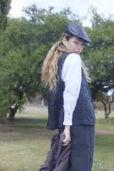 Chaleco de corte sastrero en color azul marino, con diseño de tablas en la parte trasera y cierre frontal con botones.