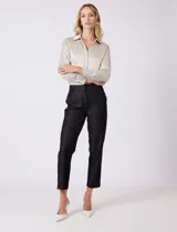 Pantalón de gabardina ligera marca Zac & Rachel, de corte slim fit y largo al tobillo. Presenta tiro medio-alto con pretina anatómica, cierre frontal con gancho sastrero oculto, bolsillos funcionales y nervadura central marcada que estiliza la pierna.