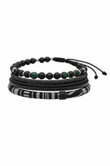 Set de tres pulseras para hombre. Una pulsera de cuentas negras mate con detalles de piedras verdes y cuentas metálicas plateadas. Dos pulseras de cuero sintético negro con diferentes texturas. Una pulsera de tela trenzada con diseño geométrico en blanco y negro.