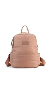 Mochila de nylon acolchado con diseño capitoneado, color bordó. Cuenta con cierre superior, bolsillo frontal con cierre metálico, asa superior de mano y correas regulables para la espalda.