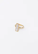 Anillo dorado de acero quirúrgico con diseño rectangular y strass incrustados.