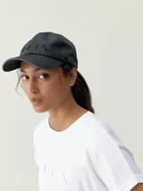 Remera deportiva de manga corta color negro, con cuello redondo y diseño holgado. Cuenta con estampa frontal con el nombre de la marca en color blanco.
