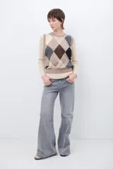 Chaleco de punto con diseño de rombos en tonos beige, marrón y gris. Presenta cuello redondo y corte ajustado a la cintura.