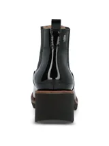 Botas Chelsea Hush Puppies de caña corta, confeccionadas en material sintético con acabado charol brillante. Presentan elásticos laterales para un calce sencillo, suela robusta de goma con plataforma y taco ancho.