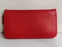 Billetera rectangular de cuero con textura granulada y cierre perimetral. Cuenta con múltiples compartimentos internos para tarjetas, documentos y billetes, además de un bolsillo con cierre para monedas.