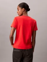 Remera de manga corta Calvin Klein de color rojo, con cuello redondo y corte regular. Presentafe un pequeño logo bordado en tono sobre tono en el pecho y mangas con dobladillo vuelto.