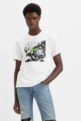 Remera blanca de corte relajado con estampado de rosas en negro y logo de Levi's en verde neón.