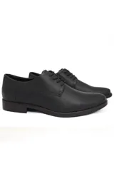 Zapatos de vestir acordonados, color negro, con suela marrón.