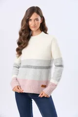 Buzo tejido de punto con diseño de rayas horizontales en tonos crema, gris y rosa. Presenta cuello redondo, mangas largas y puños acanalados, con un pequeño aplique de cuero sintético en el ruedo.