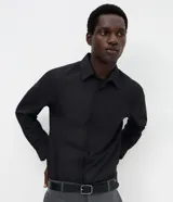 Camisa de microfibra de manga larga color negro, de calce regular, con cuello camisero y cierre frontal con botones. Incorpora tecnología Easy Care para un secado rápido y menor formación de arrugas.