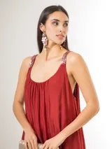 Vestido midi de seda italiana color rojo, de corte holgado y fluido, con escote redondo fruncido y breteles con apliques de paillettes.