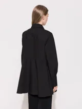 Camisa celeste de algodón y poliéster, de mangas largas y corte evasé.