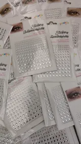 Set de stickers autoadhesivos con forma de brillantes plateados, ideales para decorar uñas, rostro y cuerpo.