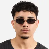 Lentes de sol con marco metálico dorado de forma rectangular y cristales oscuros con protección UV400.