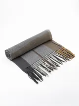 Bufanda tipo pashmina de tejido suave, color gris con diseño de cuadros en tonos oscuros y líneas finas en rosa. Presenta terminaciones con flecos en los extremos.