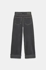 Pantalón de jean celeste de tiro medio, corte ancho y terminación con dobladillo.