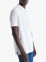 Chomba de manga corta color blanco, confeccionada en tejido piqué, con cuello y tapeta de botones. Presenta un corte regular y un pequeño logotipo bordado en el pecho.