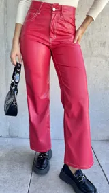 Pantalón de cuero sintético color rojo, de corte recto y tiro alto, con costuras blancas a contraste.