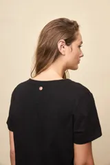 Remera blanca de algodón con escote en V y mangas cortas, de calce amplio y cómodo.