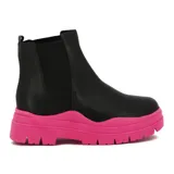 Botas Chelsea negras con plataforma track color fucsia.