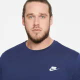 Remera Nike Sportswear de manga corta y cuello redondo en color azul marino, con el logo Futura bordado en blanco en el pecho.