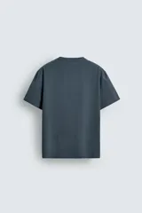 Camiseta de corte regular, cuello redondo y manga corta, confeccionada en tejido de peso medio.