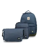 Set de accesorios compuesto por una mochila, una lonchera y una cartuchera o neceser, todos en color azul con detalles en verde oliva. La mochila cuenta con un compartimento principal amplio, bolsillo frontal con cierre y parche decorativo de cuero sintético. Los tres artículos presentan etiquetas de marca cosidas.