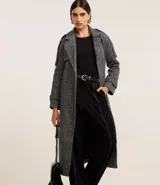 Pantalón recto gris oscuro de cintura alta con trabillas, confeccionado en tejido ponto roma con viscosa sostenible. Presenta costuras dobles aparentes en la parte delantera y en el ruedo.