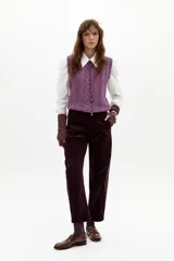 Pantalón de corte barrel relajado confeccionado en corduroy de algodón con un toque de spandex. Presenta un diseño de tiro medio con bolsillos laterales y cierre frontal.
