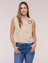 Blusa sin mangas de lino color beige, de calce recto y escote asimétrico con detalle de hebilla metálica decorativa y pliegue fruncido en el hombro.