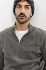 Campera de micropolar azul marino con cierre frontal parcial y bolsillo en el pecho.