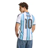 Camiseta de fútbol Adidas de la Selección Argentina, modelo local con el número 10 estampado en el frente. Presenta el diseño clásico de franjas verticales celestes y blancas, con el escudo de la AFA, el logo de la marca y el parche de campeón del mundo FIFA 2022.