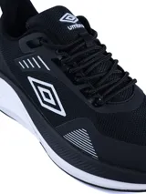 Championes deportivos Umbro modelo Boltalk, color negro con detalles en blanco. Presentan una capellada de malla transpirable con refuerzos sintéticos y una suela de goma blanca con amortiguación.
