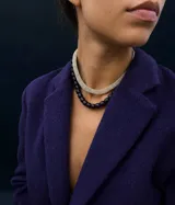 Collar de cadena con trama tipo malla o cuerda en tono dorado, con cierre de mosquetón y cadena de alargue.