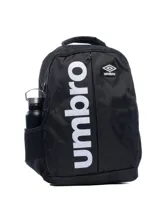 Mochila Umbro color negro con logo de la marca en blanco en el frente. Cuenta con un compartimento principal con cierre, un bolsillo frontal con cierre vertical y un bolsillo lateral de malla para botella.