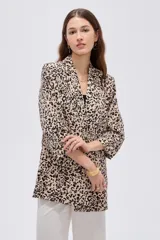 Blazer de viscosa con estampado animal print tipo dálmata en tonos marrones y beige, con cuello solapa y mangas 3/4.
