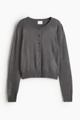Saco de punto fino gris oscuro, con cuello redondo, cierre frontal con botones y diseño clásico de manga larga.
