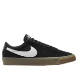 Championes Nike SB Zoom Blazer Low Pro GT, color negro con el característico swoosh de Nike en blanco y suela de goma translúcida tipo gum.