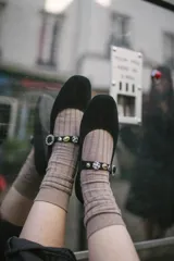 Chatas de gamuza azul con ribete rojo, doble tira con hebilla y apliques de strass.