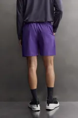 Pantalones deportivos cortos Zara Athleticz, confeccionados en tejido técnico ligero y elástico en color celeste. Cuenta con cintura elástica ajustable, bolsillos frontales, bajo con aberturas laterales y detalle de logo estampado.