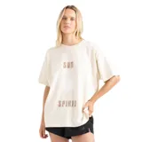 Remera beige de corte amplio con estampado frontal que incluye las palabras "Sun" y "Spirit" y un sol difuminado.